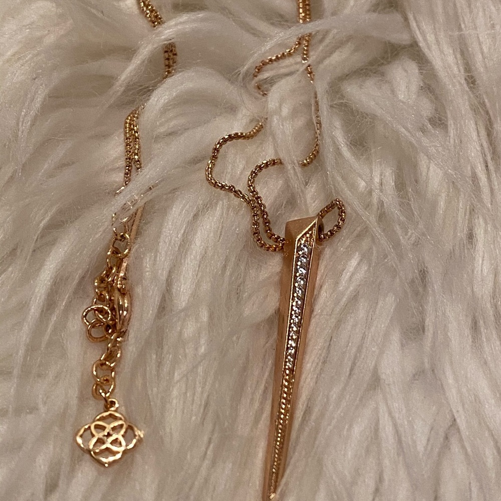 Kendra Scott necklace